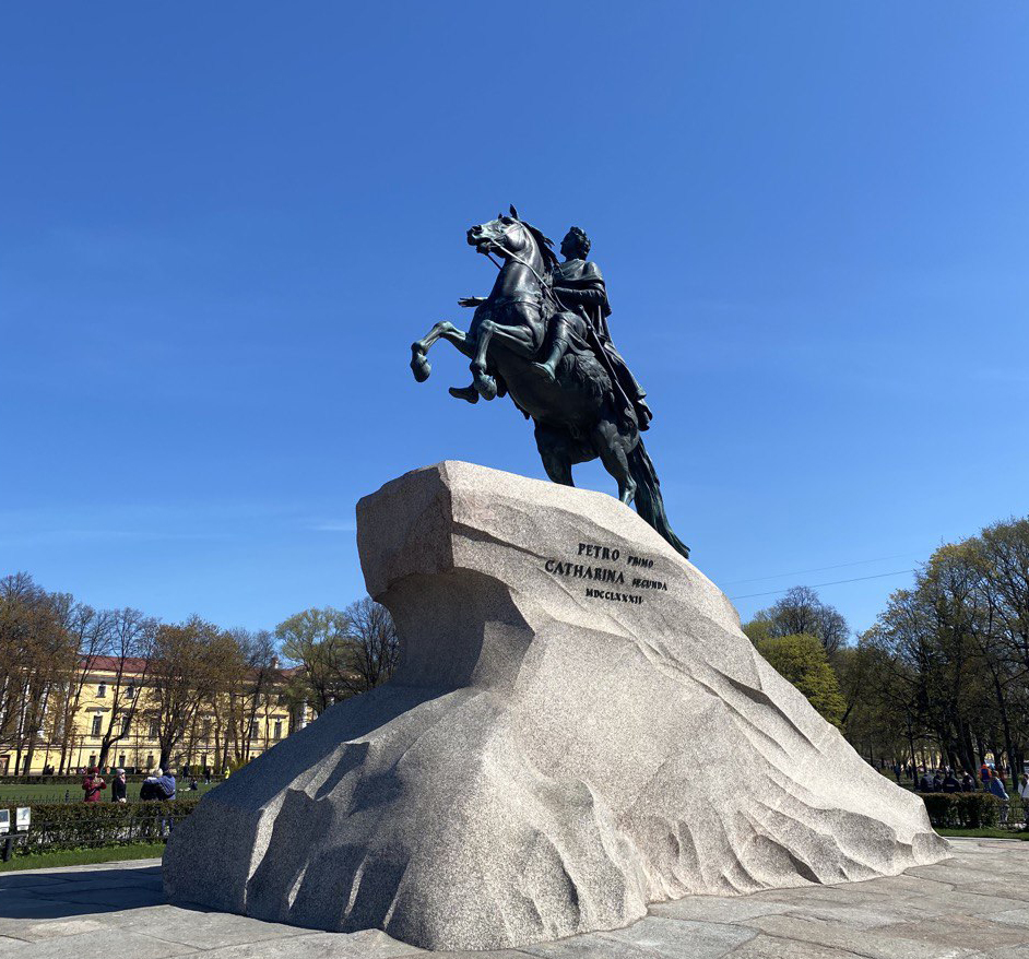 Медный всадник памятник в санкт петербурге кому. Памятник всадник на коне. Девушка у медного всадника. Памятник в Питере 1782 года. Скульптура медный всадник из янтаря.